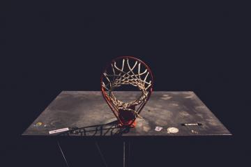 IM体育app-东契奇爆发，活塞争冠战逆袭太阳，一场定义赛季的胜利