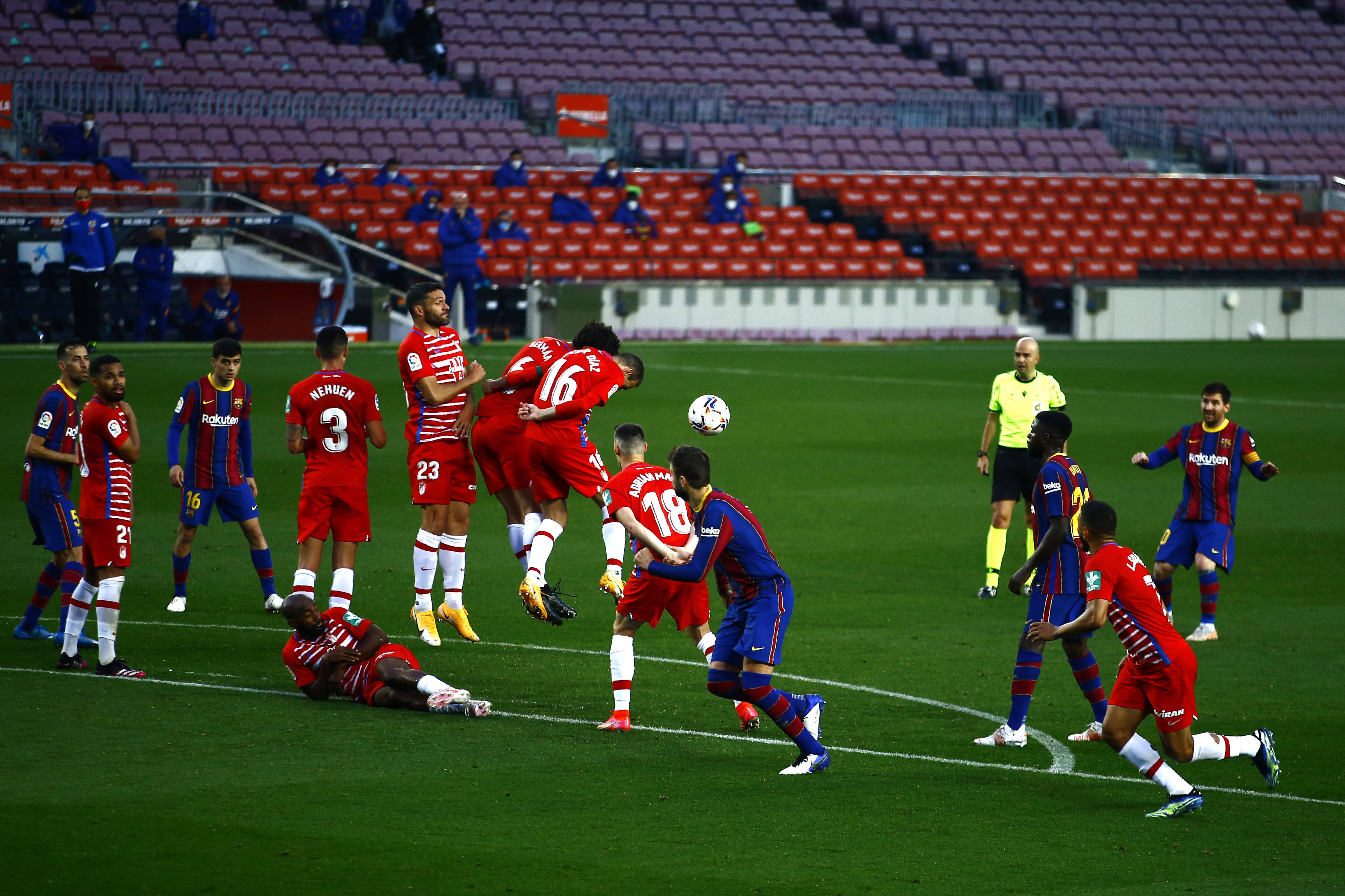 IM体育官方平台-足球比赛激烈对抗，选手积极拼搏