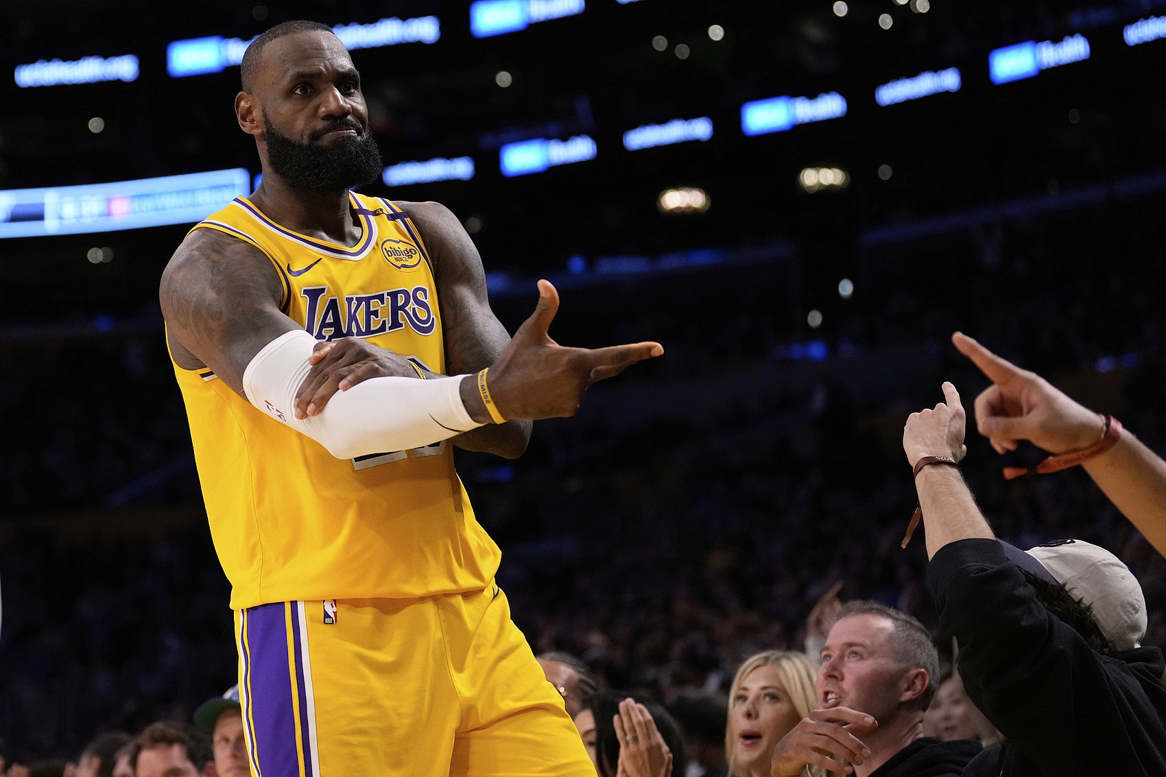 IM体育注册链接-湖人成功防守!詹姆斯领军球队取得关键胜利