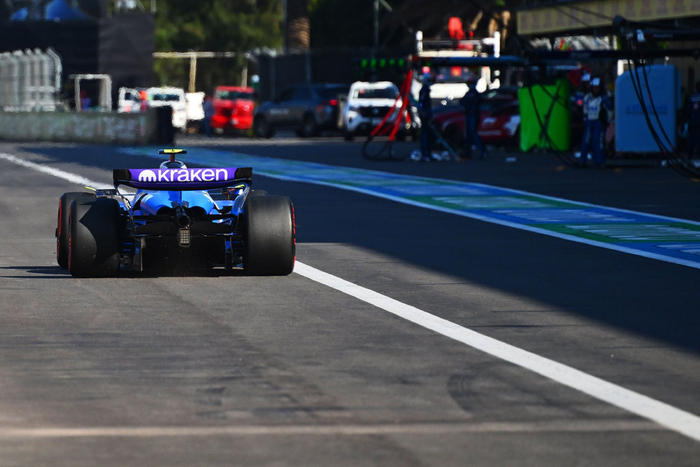 IM体育官方网-梅赛德斯碾压索伯车队，塞恩斯点燃赛场的简单介绍