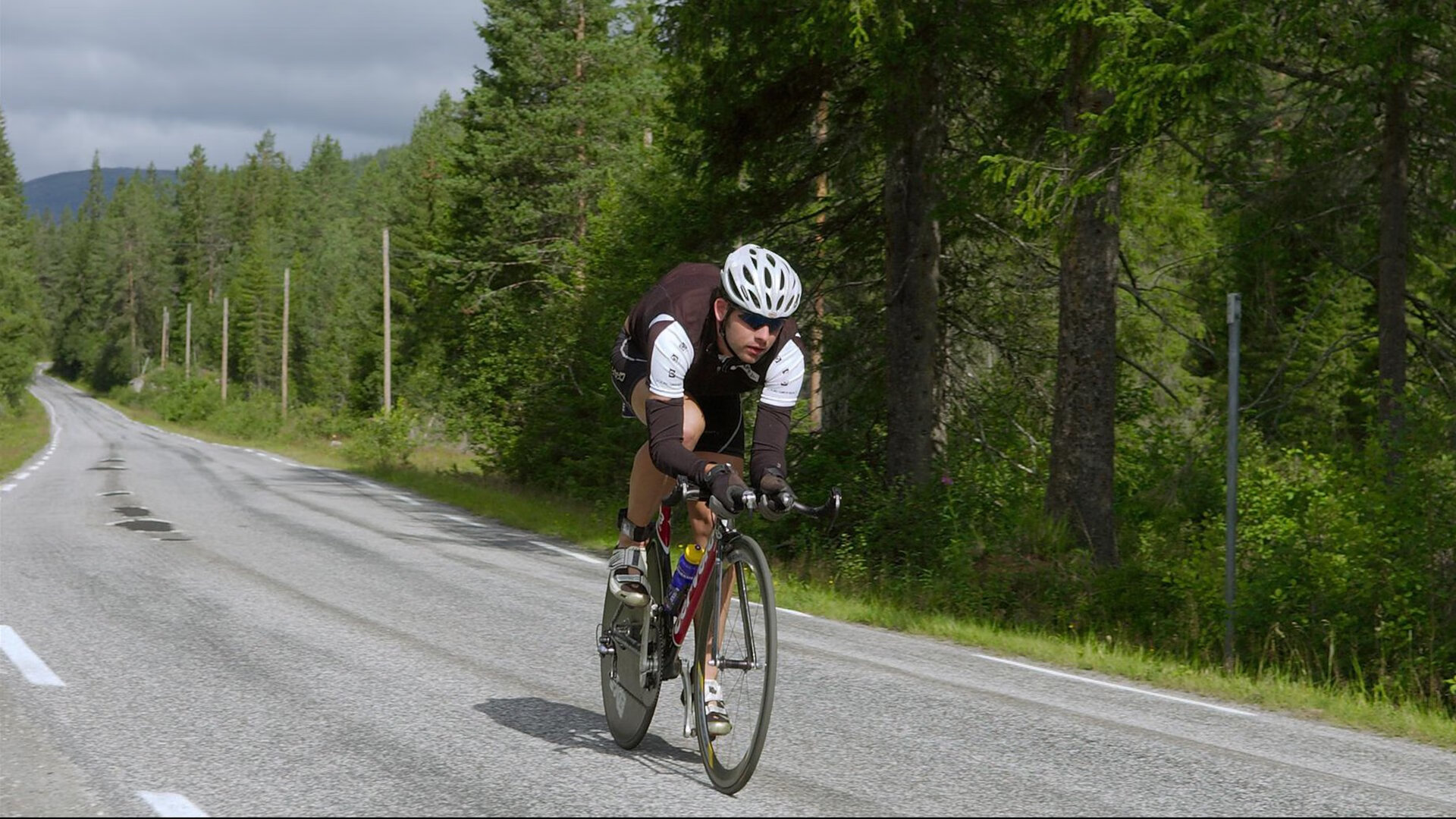 IM体育平台-冰火赛道，当本泽马在F1揭幕战接管比赛，丹麦足球的争冠密码浮现